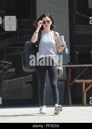 "Vita frase' star Lucy Hale spotted lasciando la palestra di North Hollywood dopo un'ora di allenamento prima di andare a casa di amici. Dotato di: Lucy Hale dove: a nord di Hollywood, California, Stati Uniti quando: 19 lug 2018 Credit: WENN Foto Stock