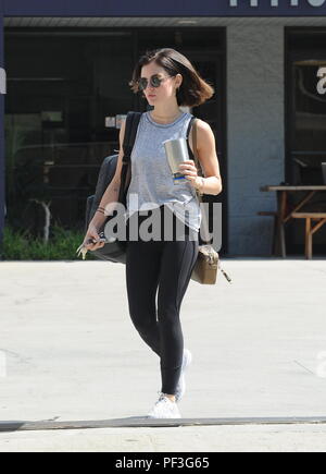 "Vita frase' star Lucy Hale spotted lasciando la palestra di North Hollywood dopo un'ora di allenamento prima di andare a casa di amici. Dotato di: Lucy Hale dove: a nord di Hollywood, California, Stati Uniti quando: 19 lug 2018 Credit: WENN Foto Stock