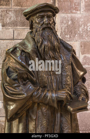 Edimburgo, Scozia - Giugno 13, 2012; primo piano della statua di bronzo del barbuto John Knox corpo superiore azienda libro in mano, presso la Cattedrale di St Giles. Foto Stock