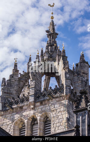 Edimburgo, Scozia - Giugno 13, 2012; la Cattedrale di St Giles. Primo piano della corona sulla guglia contro il cielo blu con nuvole bianche. Gallo dorato sulla sommità, grigio Foto Stock