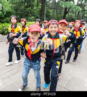 Nanjing, Jiangsu, Cina. Gli scolari cinesi in avvicinamento alla Sun Yat-sen mausoleo. Foto Stock