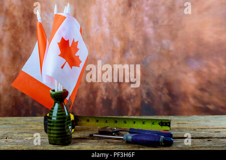 Canada felice Festa del lavoro martello, chiave a sfondo di legno. La giornata del lavoro concetto. bandiera canadese Foto Stock