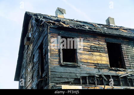 Edificio abbandonato dopo il fuoco casa completamente consumato dal fuoco è bruciato al suolo. Foto Stock