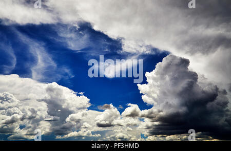 Soffici nuvole bianche contro un cielo blu Foto Stock
