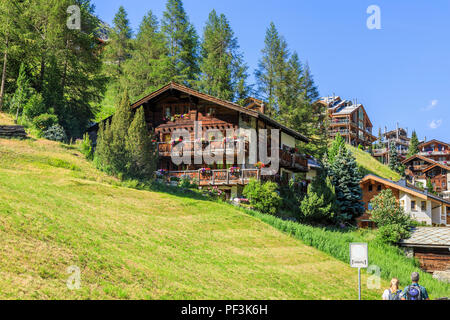 Intatta in vecchio stile chalet di legno alla periferia del villaggio di Zermatt, Vallese, Svizzera in una giornata di sole con cielo blu chiaro Foto Stock