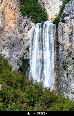 Boka cascata in Alpi Giulie, la Slovenia è una delle più alte cascate nelle alpi europee con 106m di altezza Foto Stock