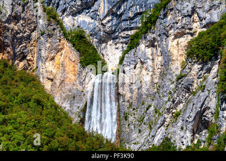 Boka cascata in Alpi Giulie, la Slovenia è una delle più alte cascate nelle alpi europee con 106m di altezza Foto Stock