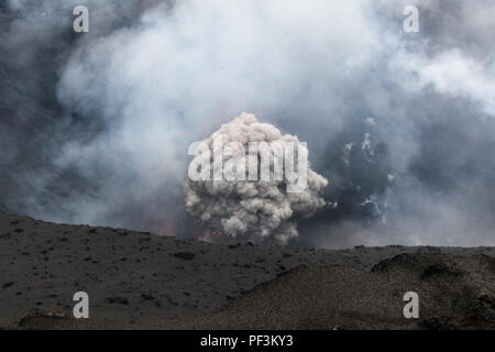 Un erruption di Mount Yasur sull isola di Tanna nel Pacifico Nazione di Vanautu. Questo vulcano è uno dei mondi più accessibili i vulcani e un popolare Foto Stock