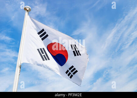 Bandiera coreana con vento sul cielo blu Foto Stock