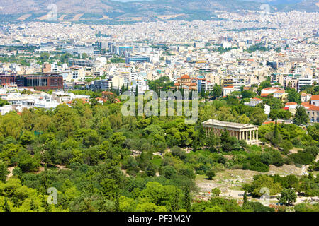Tempio di Efesto nell'Antica Agorà e la città di Atene vista dalla collina dell'Acropoli, Grecia Foto Stock