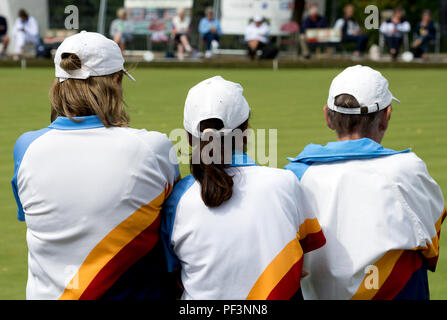 Vista posteriore dei giocatori in triple finale a la nazionale femminile Lawn Bowls campionati, Leamington Spa, Regno Unito Foto Stock