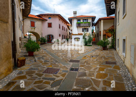 Piazza principale nella storica cittadina medievale di Smartno in Goriska Brda, Slovenia con narrov strade che conducono in città Foto Stock