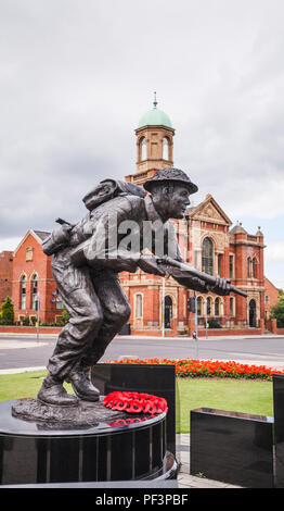 Statua di Stanley Elton Hollis,in Middlesbrough,l'Inghilterra,UK.Ha vinto il solo Victoria Cross assegnato su D GIORNO (6 giugno 1944) Foto Stock