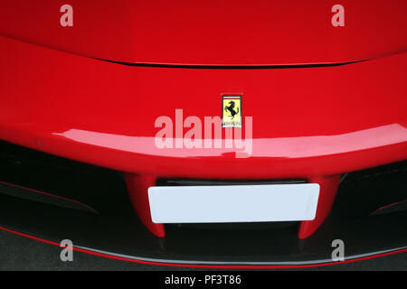 La Ferrari Shield il badge con il cavallino rampante logo sulla parte anteriore di un 488 Spider 2018 auto Ferrari Foto Stock