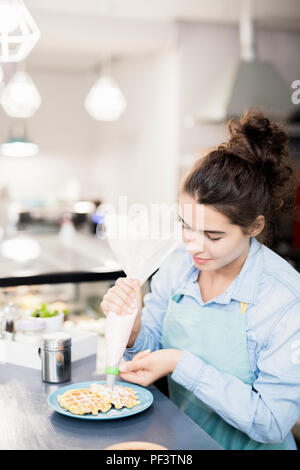 Cafe cuocere la preparazione di cialde Foto Stock