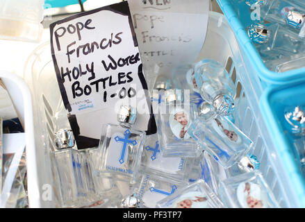 L'acqua santa di bottiglie in vendita a Knock, Co Mayo, dove Papa Francesco si recherà in visita al più tardi entro questo mese. Foto Stock