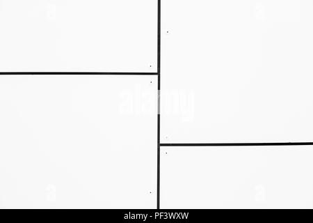 Close up sui dettagli della bianca facciata in alluminio e pannelli di alluminio. Può essere utilizzato come una texture o uno sfondo Foto Stock