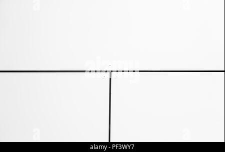 Close up sui dettagli della bianca facciata in alluminio e pannelli di alluminio. Può essere utilizzato come una texture o uno sfondo Foto Stock