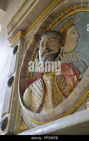 Alabastro dipinto e dorato a placca Robert Rich, 1° Conte di Warwick che morì nel 1619 e sua moglie. Chiesa Snarford, Lincolnshire, Regno Unito Foto Stock