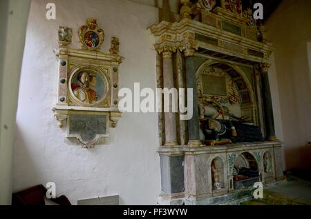 Alabastro dipinto e dorato a placca Robert Rich, 1° Conte di Warwick che morì nel 1619 e sua moglie. Chiesa Snarford, Lincolnshire, Regno Unito Foto Stock