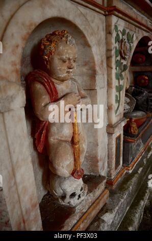 Lutto putti sulla tomba di Sir George St Paul nella Chiesa Snarford,Lincolnshire, Regno Unito Foto Stock