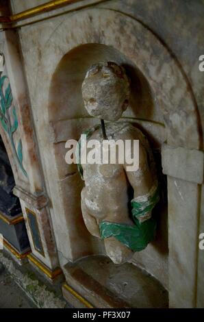 Lutto putti sulla tomba di Sir George St Paul nella Chiesa Snarford,Lincolnshire, Regno Unito Foto Stock