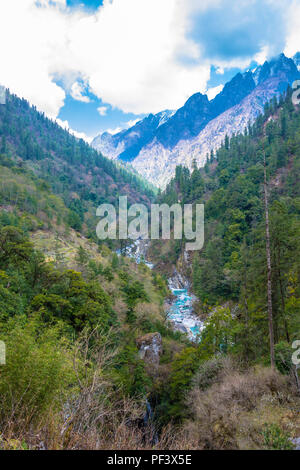 Un piccolo bellissimo fiume di montagna su una giornata di primavera in Nepal. Foto Stock