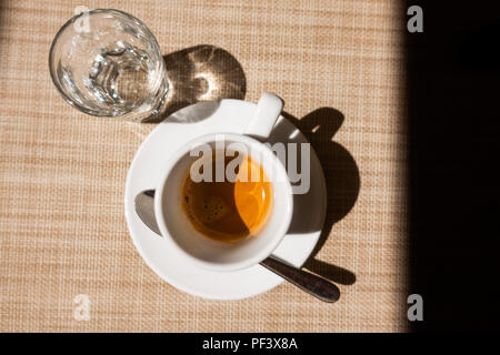 Caffe corretto, tradizionale bevanda italiana con caffè espresso e un colpo di liquore, solitamente la grappa Foto Stock