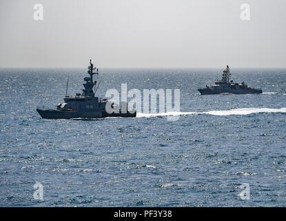 180813-N-RM440-2009 GOLFO ARABICO (Agosto 13, 2018) Marina kuwaitiani motovedetta KNS Al-Garoh (P 3725), a sinistra e di pattugliamento costiero nave USS Chinook (PC 9), manovrare in formazione durante un esercizio trilaterale con l'Iraq e Kuwait. L'esercizio è un impegno di superficie tra la U.S. La marina e la Guardia Costiera e il governo iracheno e le marine kuwaitiani focalizzata sul miglioramento della competenza nella sicurezza marittima tattiche per aiutare a garantire la libertà di navigazione in tutti gli Stati Uniti Quinta Flotta area di operazioni. (U.S. Foto di Marina di Massa lo specialista di comunicazione 2a classe Samantha P. Montenegro/rilasciato) Foto Stock