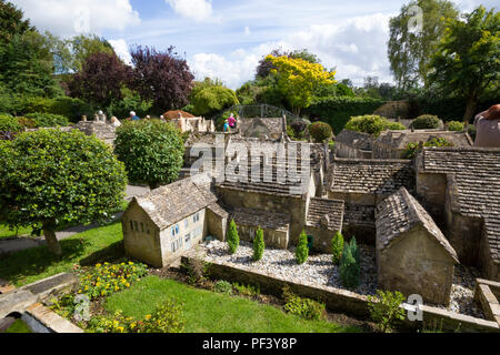 Il famoso modello Village di Bourton sull'acqua, Gloucestershire, Inghilterra. Foto Stock