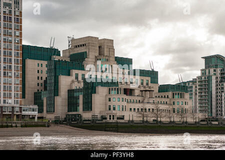 SIS Edificio sulle rive del fiume Tamigi Foto Stock