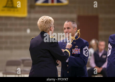 Master Chief Sgt. Winfield Hinkley, Jr. assume la responsabilità come i senior leader arruolato per l'aiutante generale di Alaska, il Mag. Gen. Laurie Hummel, attraverso il passaggio del Non-Commissioned Officer di Saber durante un mese di agosto 13, 2018 di cambiamento di responsabilità cerimonia in Alaska National Guard Armory su base comune Elmendorf-Richardson. Il simbolismo e la storia della cerimonia illustrano l'importanza su cui il comandante luoghi sulla posizione del senior NCO. (U.S. Esercito nazionale Guard foto di Balinda O'Neal Dresel) Foto Stock