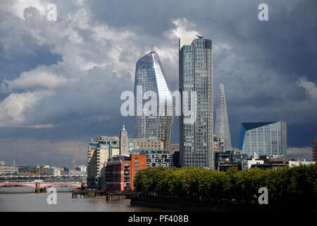 La vista a est da Waterloo Bridge, il vaso, South Bank Tower e il Coccio dominano la skyline di tempesta Foto Stock