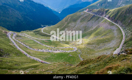 Transfagarasan strada alpina in Romania. Transfagarasan è una delle più famose strade di montagna nel mondo. Foto Stock