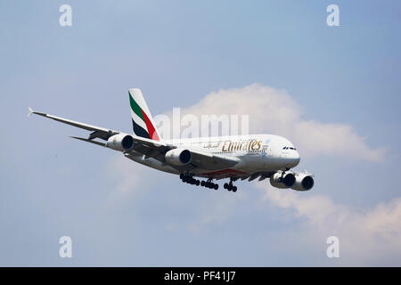 Emirates Airline Airbus A380 in New York sky prima di atterrare all'Aeroporto JFK Foto Stock