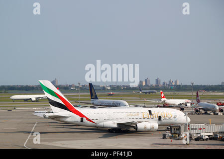 Emirates Airline Airbus A380 su asfalto all'aeroporto JFK di New York Foto Stock