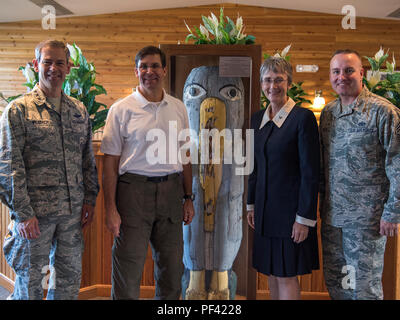 Segretario della Air Force Heather Wilson in posa per una foto con il Segretario dell'esercito, Mark T. Esper; U.S. Air Force Lt. Gen. Kenneth S. Wilsbach, Alaskan NORAD Regione, Alaskan Command e undicesimo Air Force commander; e Chief Master Sgt. David Wolfe, xi il Comando delle Forze aeree Chief durante la loro visita a base comune Elmendorf-Richardson, Alaska, e il Agosto 9, 2018. Durante la visita a JBER, Wilson impegnato con i leader locali, ha visitato parecchie unità evidenziandone le funzionalità uniche e tenuto un municipio riunione. (U.S. Air Force foto da Airman 1. Classe Crystal A. Jenkins) Foto Stock