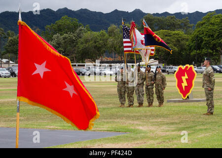 Col. David B. Womack, incoming xxv divisione di fanteria capo del personale, Schofield Barracks, Hawaii, si assume la responsabilità dei dazi nel corso di una cerimonia sul campo Weyand, Schofield caserma, il 10 agosto, 2018. Womack ha precedentemente servita sulla installazione come comandante della brigata 2a combattere la squadra, XXV divisione di fanteria. Foto Stock