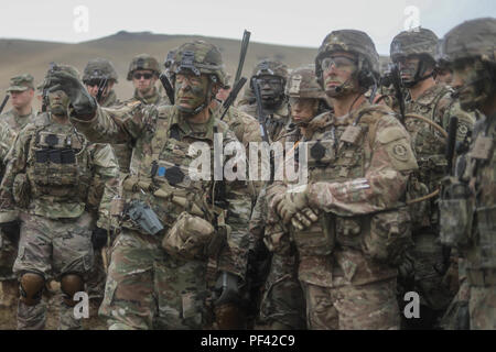 Col. Thomas, Hough commander, 2d reggimento di cavalleria, conduce una tattica di esercizio senza truppe, l'impostazione di stati di per i prossimi Partner nobile 18 bracci combinata live fire a Vaziani, Georgia, 11 Agosto, 2018. Nobile Partner è una residenza georgiana delle Forze Armate e DEGLI STATI UNITI Esercito Europa cooperativamente led di esercizio nella sua quarta iterazione. L'esercizio è destinato a sostenere e a migliorare la disponibilità e l' interoperabilità della Georgia, gli Stati Uniti e le nazioni partecipanti durante una multinazionale operazione di formazione. (U.S. Foto dell'esercito da 1Lt. Ellen C. Brabo, 2d della cavalleria) Foto Stock