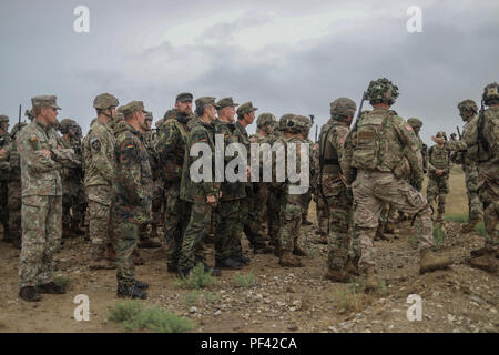 Col. Thomas, Hough commander, 2d reggimento di cavalleria, conduce una tattica di esercizio senza truppe, l'impostazione di stati di per i prossimi Partner nobile 18 bracci combinata live fire a Vaziani, Georgia, 11 Agosto, 2018. Nobile Partner è una residenza georgiana delle Forze Armate e DEGLI STATI UNITI Esercito Europa cooperativamente led di esercizio nella sua quarta iterazione. L'esercizio è destinato a sostenere e a migliorare la disponibilità e l' interoperabilità della Georgia, gli Stati Uniti e le nazioni partecipanti durante una multinazionale operazione di formazione. (U.S. Foto dell'esercito da 1Lt. Ellen C. Brabo, 2d della cavalleria) Foto Stock