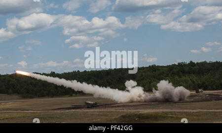 Gli equipaggi di pistola della batteria B, 1° Battaglione, campo 147th reggimento di artiglieria, Yankton S.D., fuoco il loro lancio multiplo Sistema Razzo a Camp temolo, Mich, il 10 agosto 2018. Dakota del Sud Esercito Nazionale soldati di guardia partecipano in sciopero del Nord, una multinazionale comune bracci combinata live esercitazione antincendio che coinvolgono circa 5.000 membri del servizio da 11 membri e sei paesi della coalizione. (U.S. Esercito nazionale Guard foto di Spc. Joshua Boisvert) Foto Stock