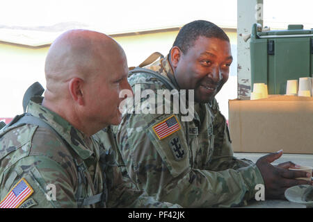 Il personale Sgt. Von Jones, senior specialista culinaria con il 213o regionale gruppo di supporto, Pennsylvania esercito nazionale Guard discute la sera del cibo con il comando Sgt. Il Mag. Andrew Campbell di 213o regionale gruppo di supporto, 10 agosto presso il Centro Nazionale di Allenamento, Fort Irwin, California Jones sta per terminare il suo mandato di servizio Agosto, 2018 dopo oltre venti anni di servizio militare. (US Army National Guard Foto di Spc. Jake Hoffman) Foto Stock