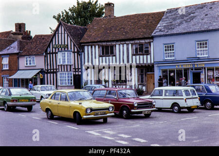 Periodo auto parcheggiate a Lavenham, Suffolk in agosto 1979 Foto Stock