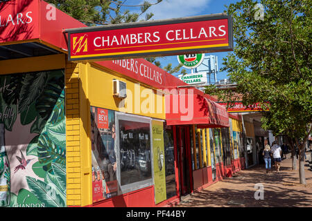 Chambers Cellars off license liquor store a Newport Beach a Sydney, New South Wales, Australia con cartello Victoria Bitter VB Foto Stock