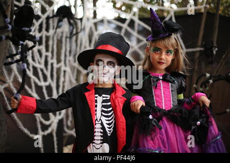 Halloween kids, Trick or Treat. Kids indossa i costumi di scheletro e la strega per Halloween trucco-o-trattare party Foto Stock