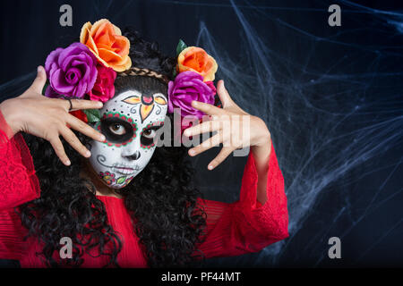 Closeup ritratto di Calavera Catrina. Bambina con teschio di zucchero del trucco. Il dia de los Muertos. Il giorno dei morti. Halloween. Foto Stock