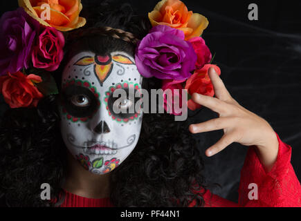 Closeup ritratto di Calavera Catrina. Bambina con teschio di zucchero del trucco. Il dia de los Muertos. Il giorno dei morti. Halloween. Foto Stock