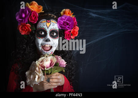 Closeup ritratto di Calavera Catrina. Bambina con teschio di zucchero del trucco. Il dia de los Muertos. Il giorno dei morti. Halloween. Foto Stock