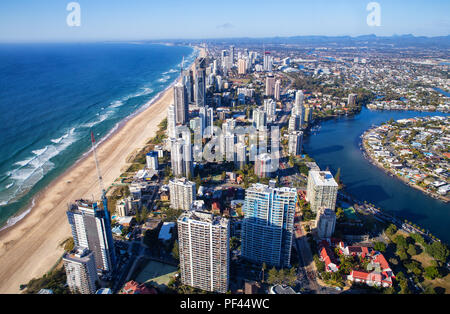 Vista aerea di alberghi e spiaggia di Surfers Paradise, Queensland, Australia Foto Stock
