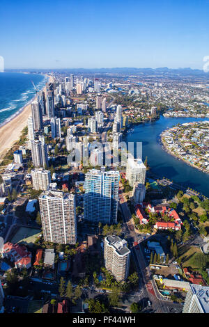 Vista aerea di alberghi e spiaggia di Surfers Paradise, Queensland, Australia Foto Stock
